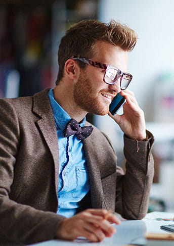 Ein Mann, der auf einem Handy spricht