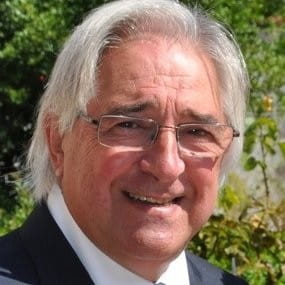 un hombre con traje y corbata