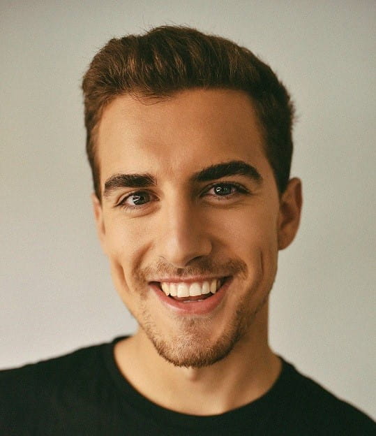 Un hombre sonriente con una camisa negra