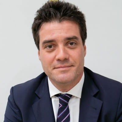 un hombre con traje y corbata