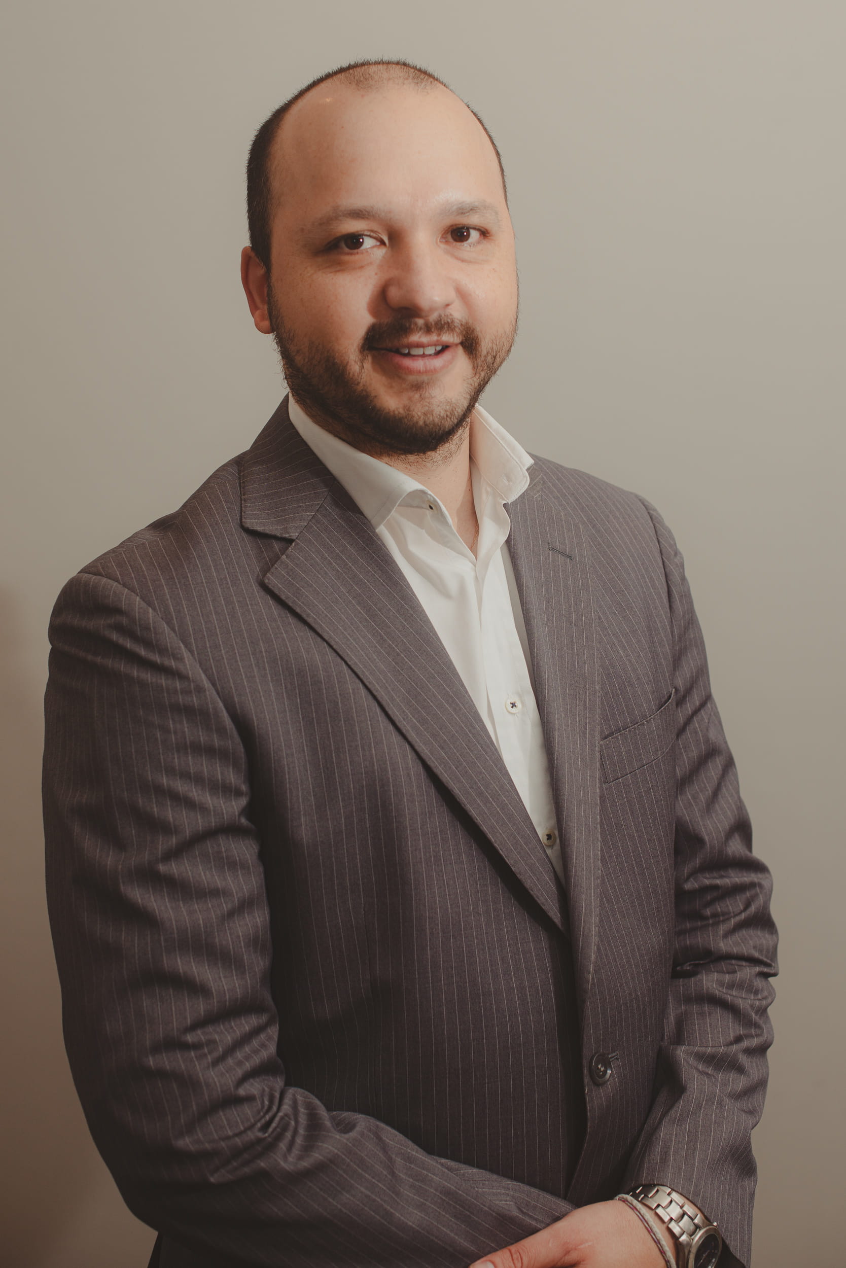 un hombre con un traje posando para una foto