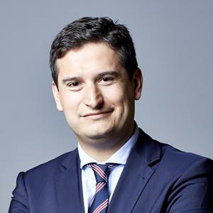 un hombre con traje y corbata