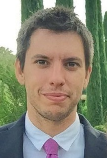 un hombre y una mujer posando para una foto