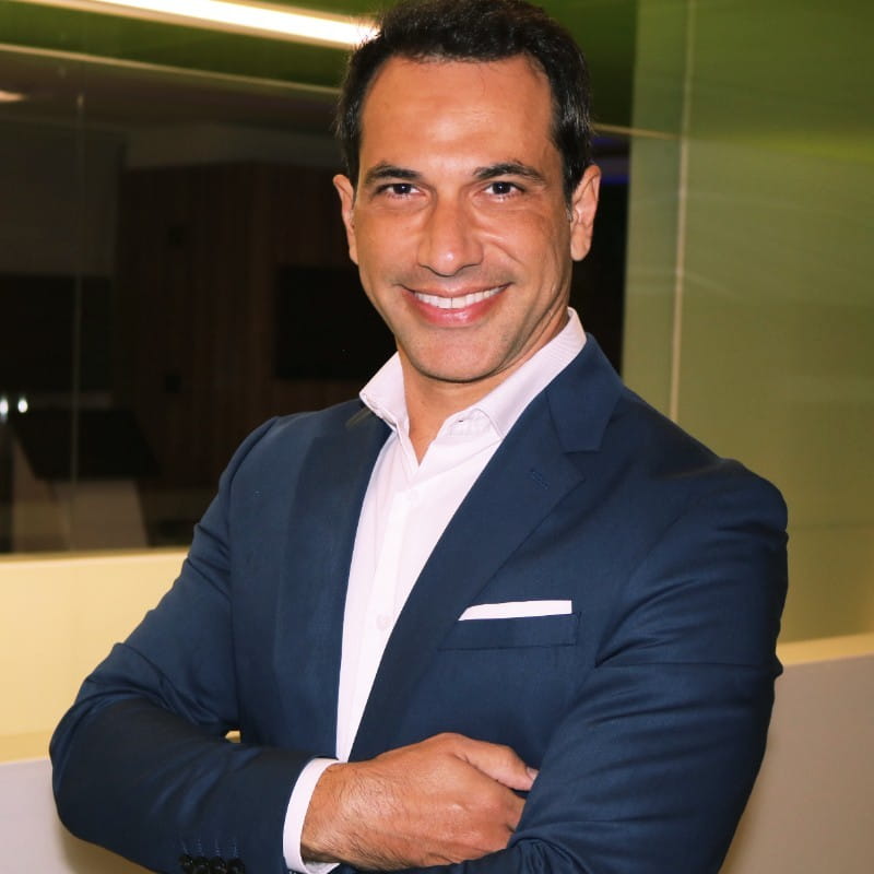 Um homem sorridente em um terno azul