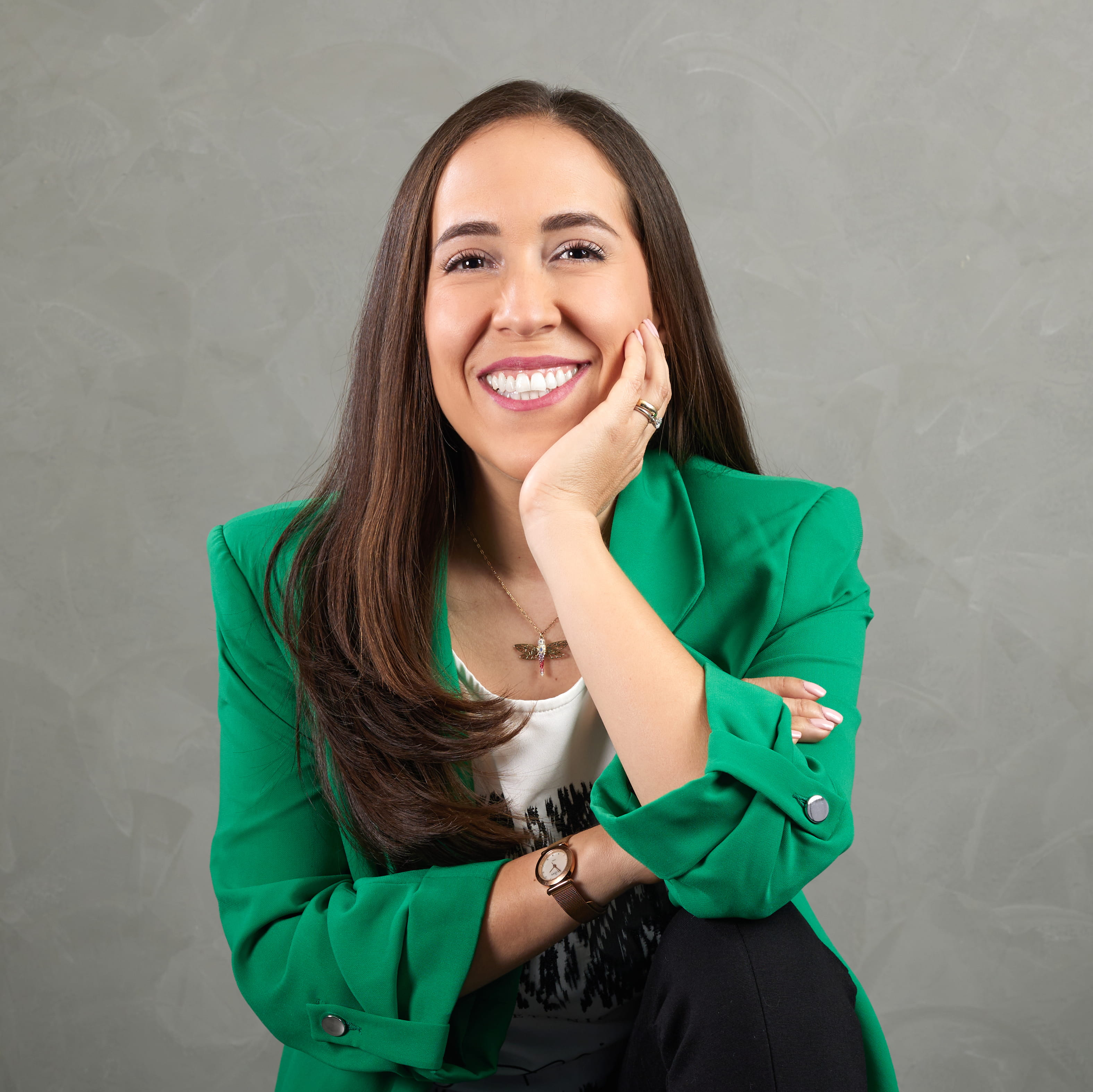 Uma mulher sorridente em um blazer verde
