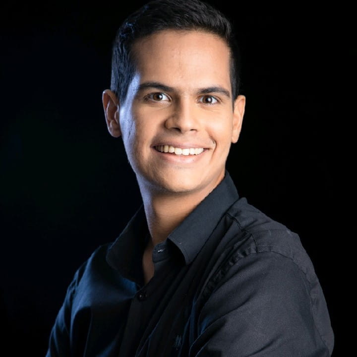 Um homem sorridente em uma camisa preta