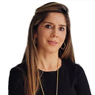 Una mujer que lleva un top negro y un collar de oro