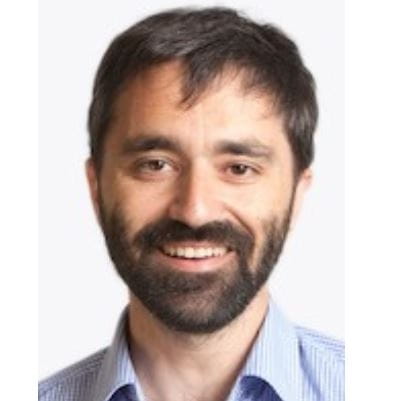 un hombre con barba y una camisa azul