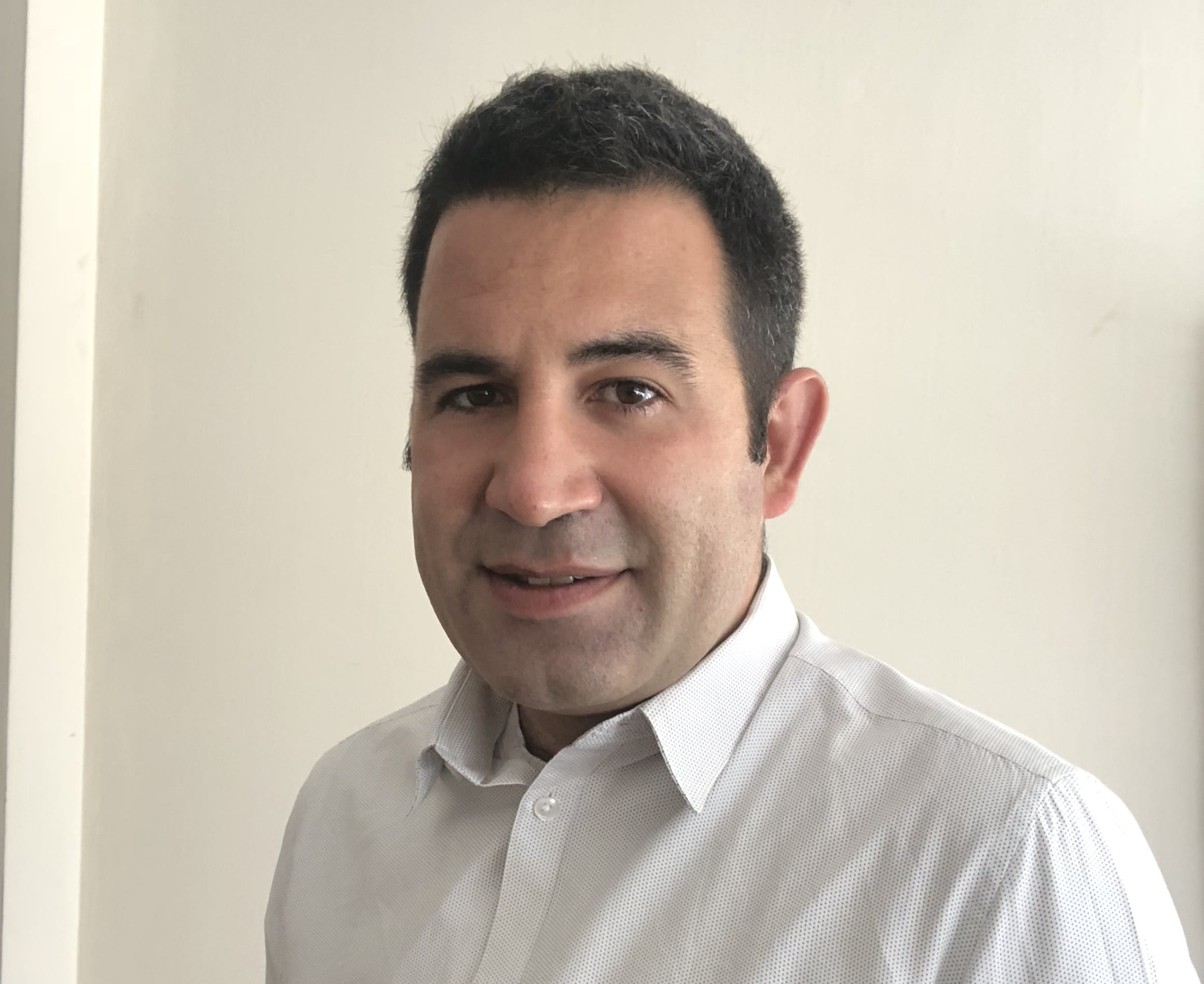 Un hombre con una camisa blanca