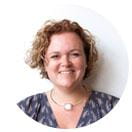 Una mujer sonriendo frente a un círculo