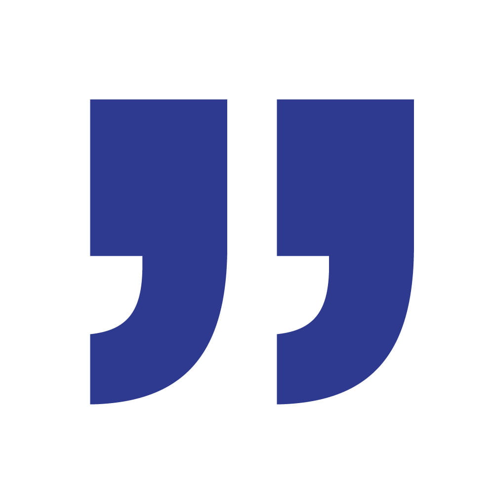 Zwei blaue Sprachblasen auf einem weißen Hintergrund