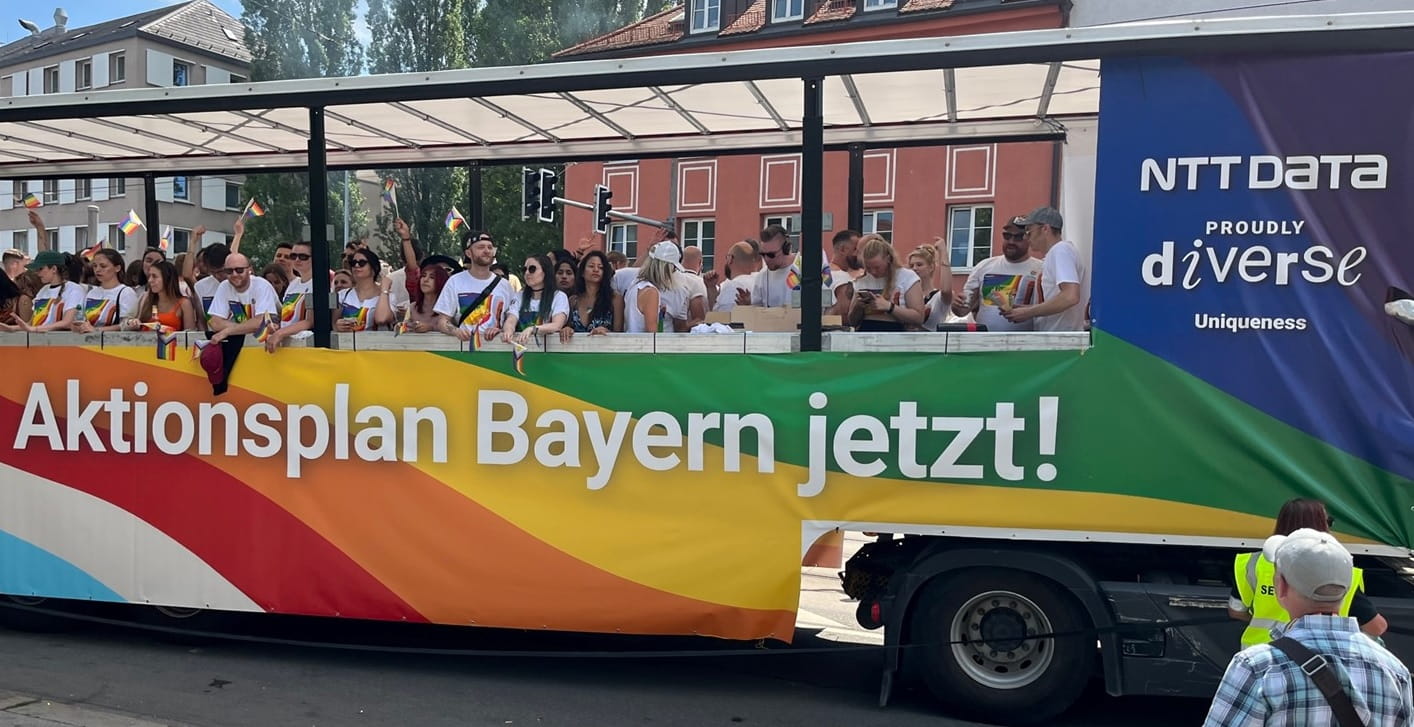 eine Gruppe von Menschen im Bus
