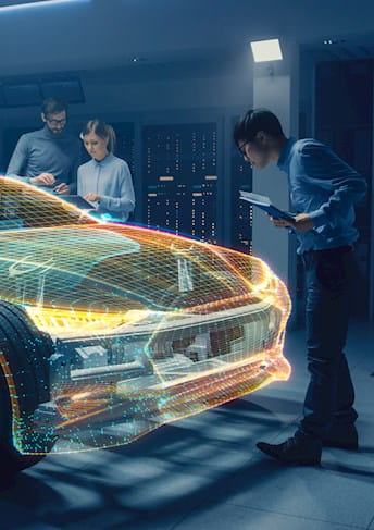 Eine Gruppe von Menschen, die sich ein futuristisches Auto ansehen