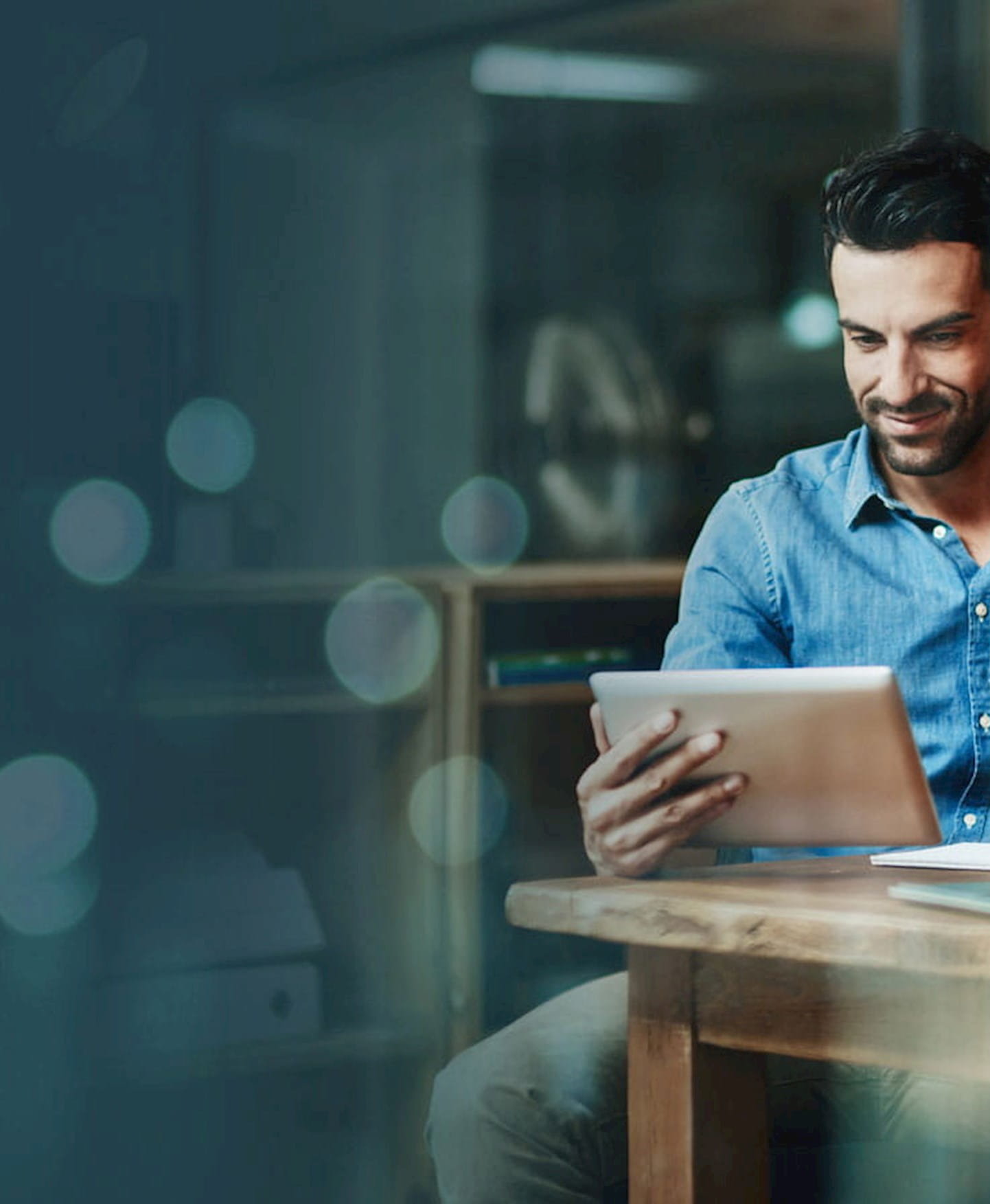 Mädchen, das Bungee-Jumping macht