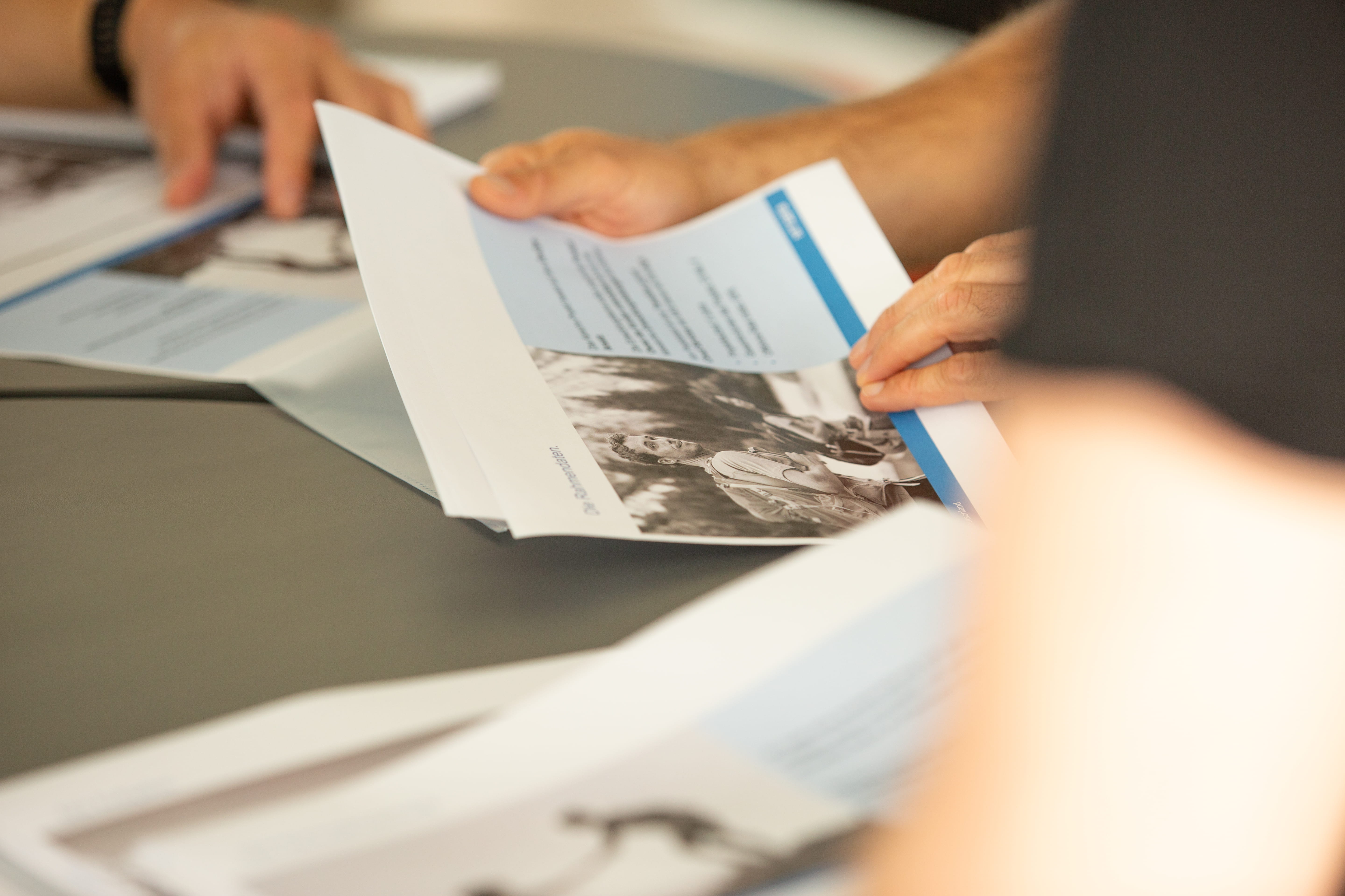 eine Gruppe von Menschen an einem Tisch