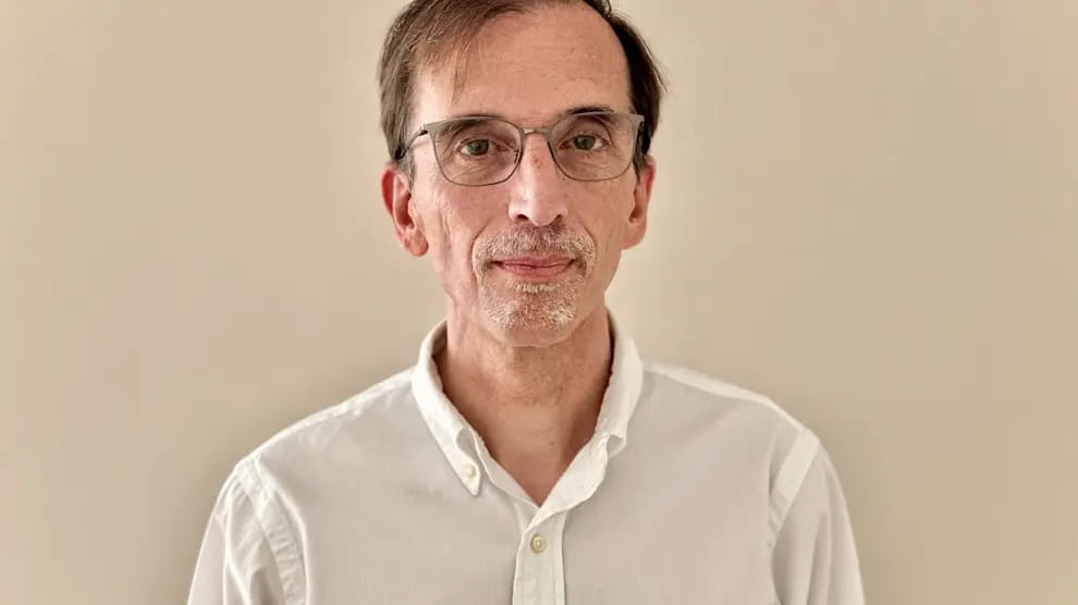 Ein Mann, der eine Brille und ein weißes Hemd trägt