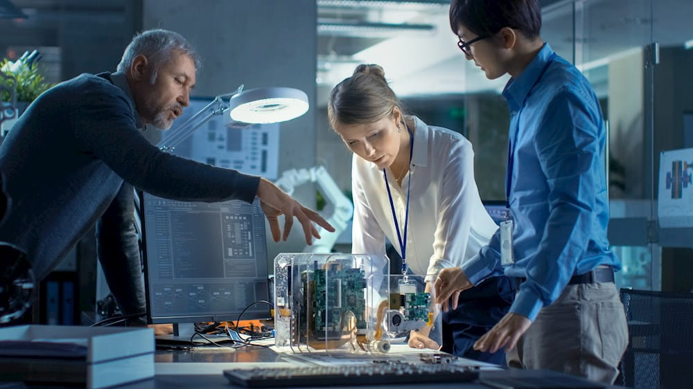Eine Gruppe von Personen, die an einem Computer arbeiten
