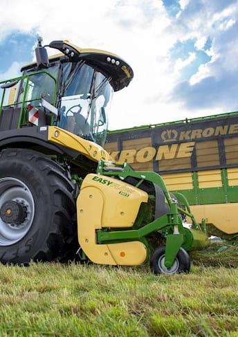ein Traktor in einem Feld