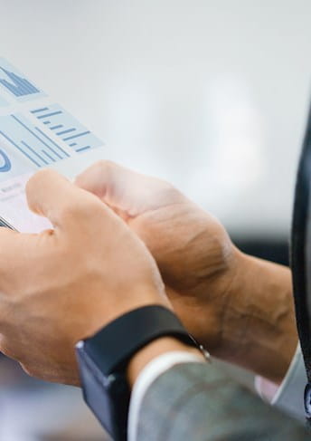 Ein Mann, der ein Smartphone mit Diagrammen hält