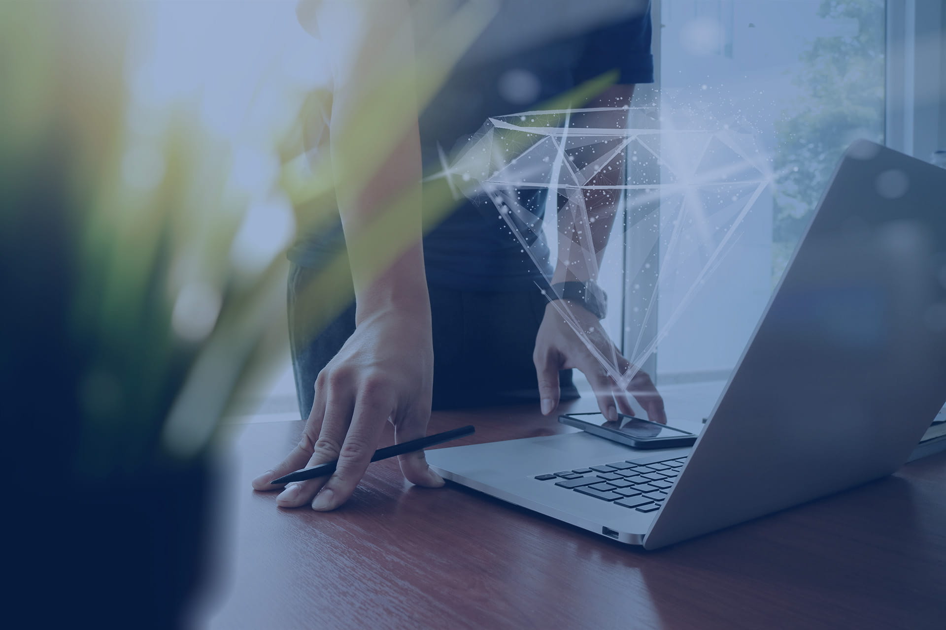 Eine Frau, die einen Laptop mit einem Diamanten benutzt