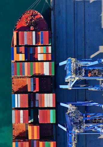 Eine Luftaufnahme eines Containerschiffs, das an einem Dock angedockt war