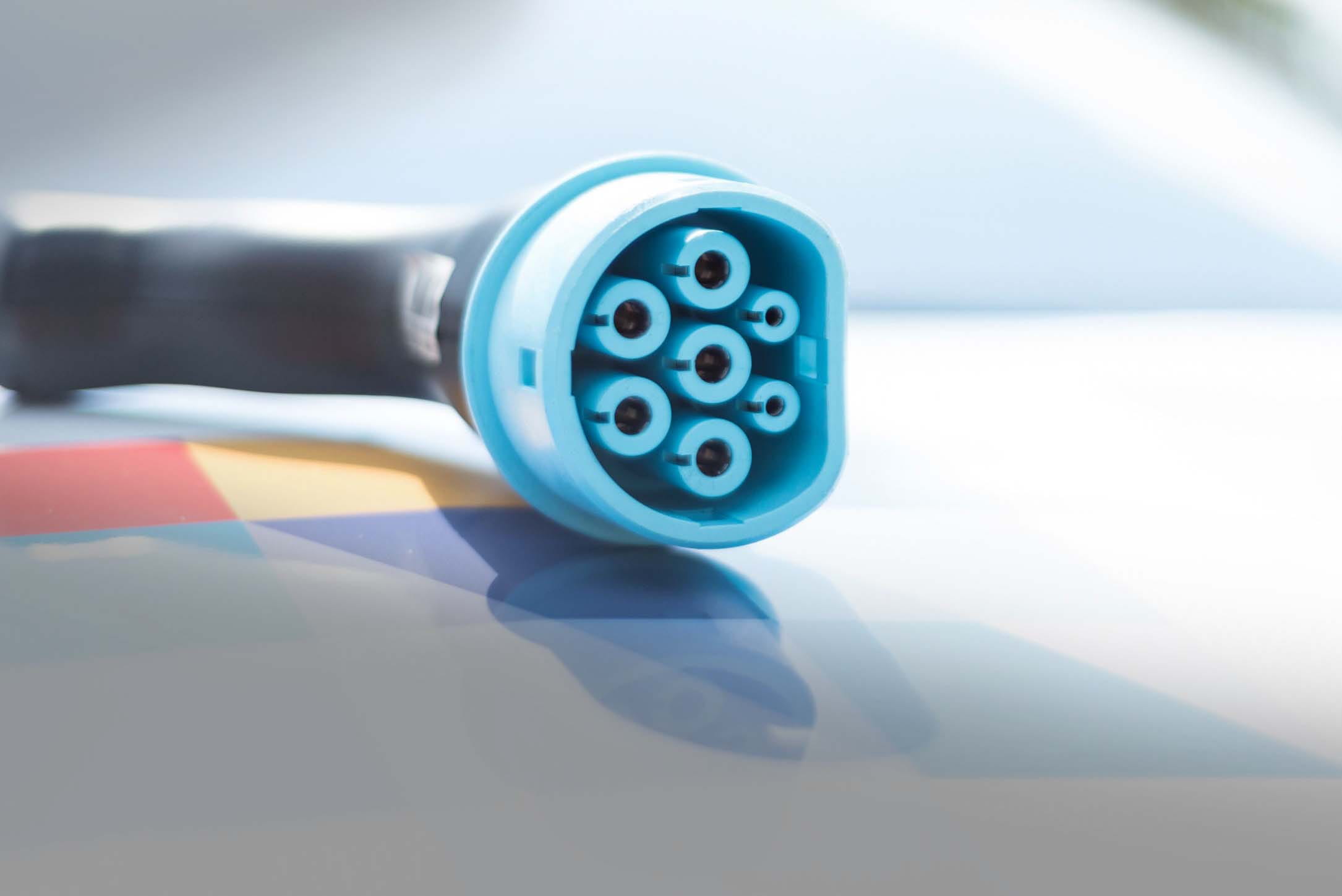 Ein blauer Stecker über eine weiße Oberfläche