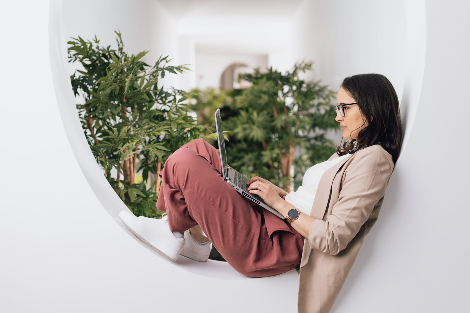 Eine junge Frau, die einen Laptop in einem Büro benutzt