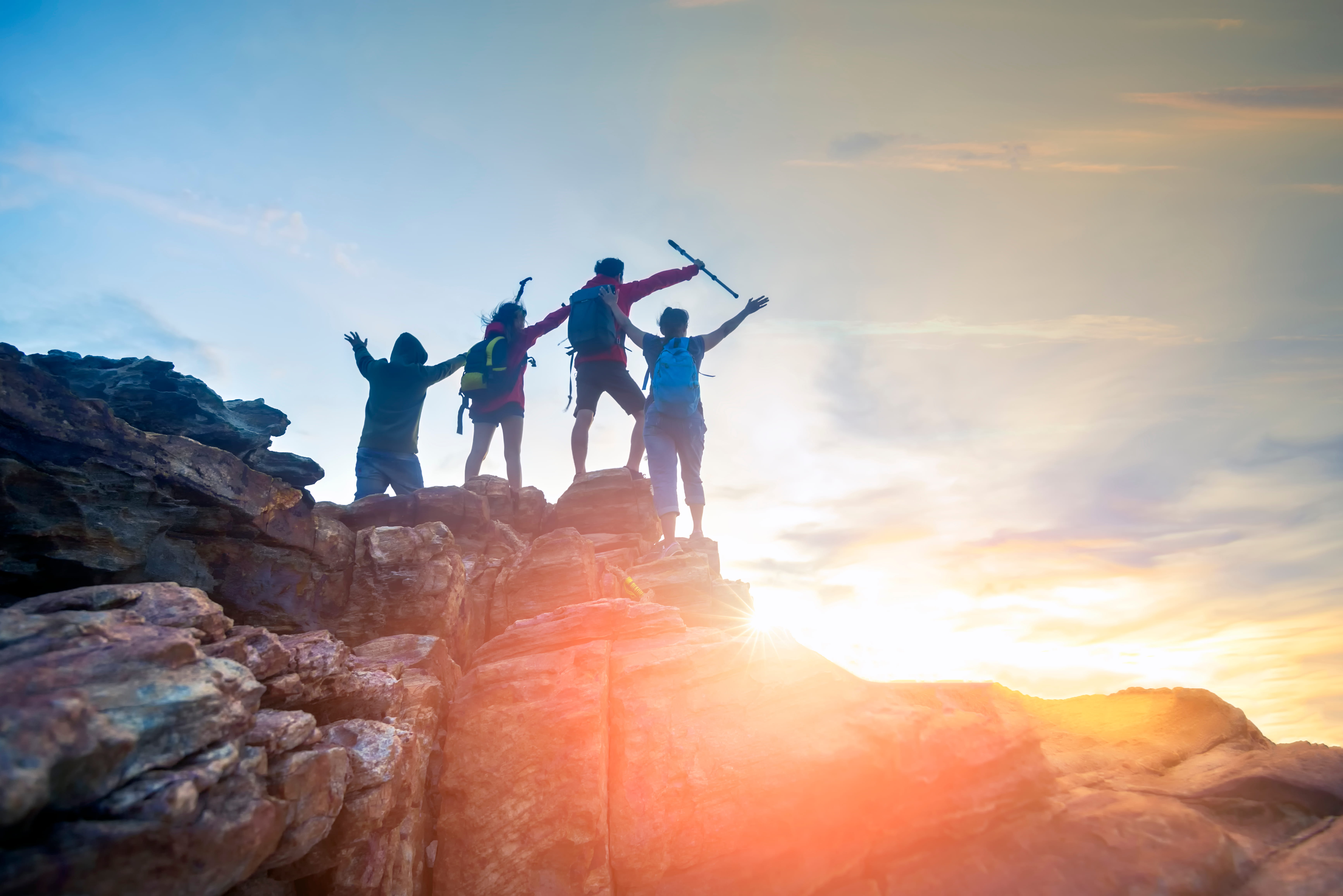 Eine Gruppe von Menschen, die auf einem Berg stehen