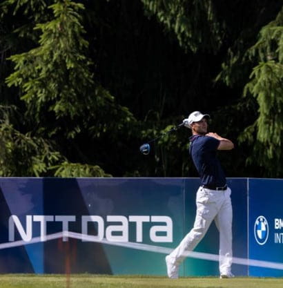 Ein Golfer, der auf einem Golfplatz einen Ball schlägt