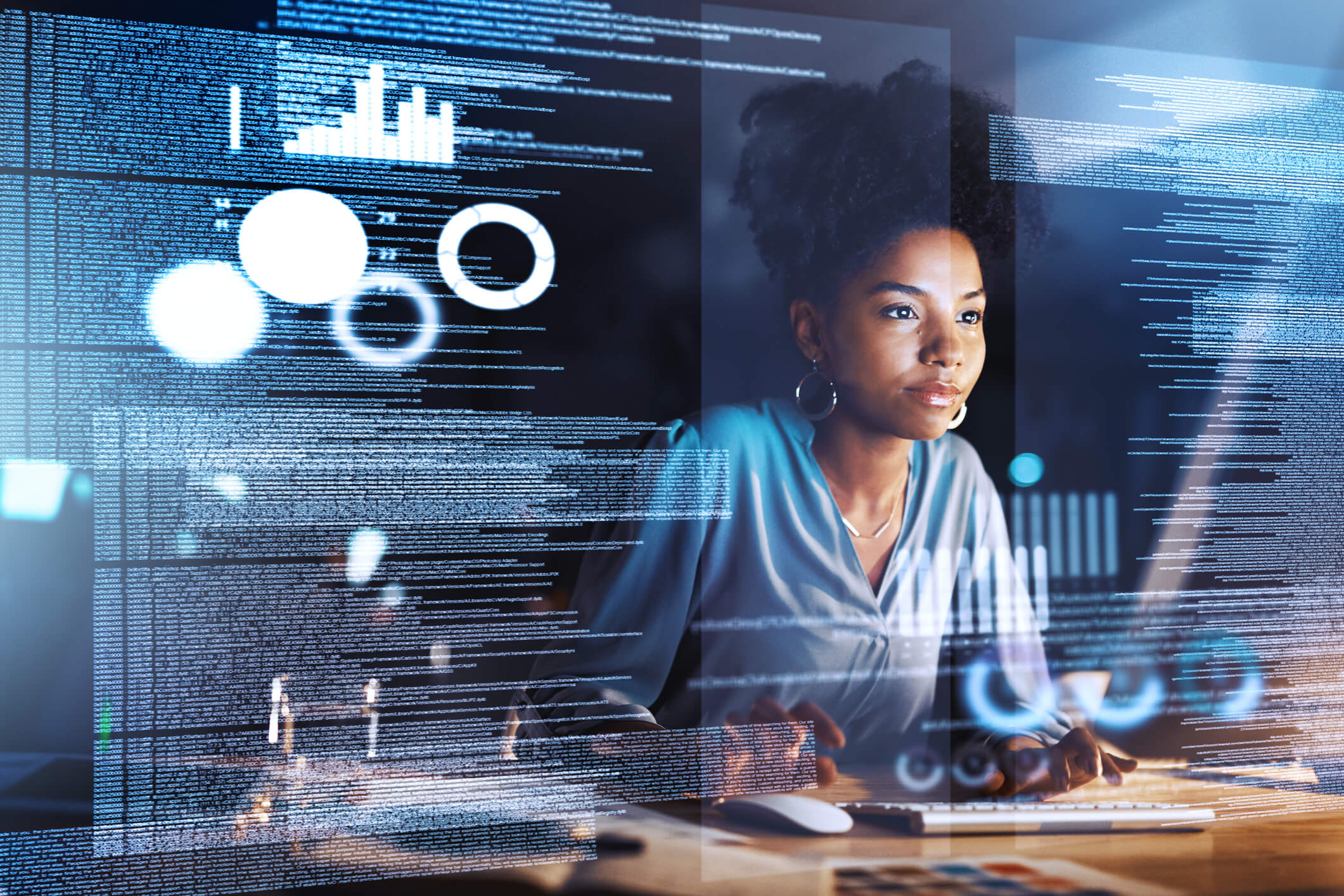 Eine Frau, die an einem Computer arbeitet