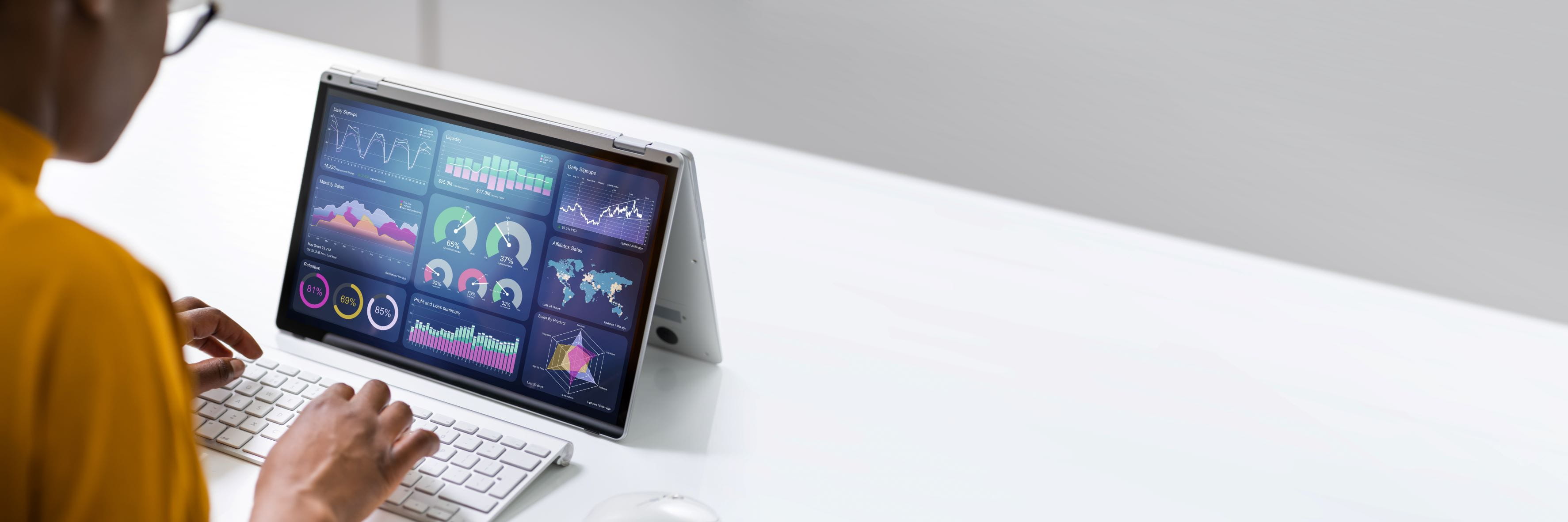 eine Person, die an einem Laptop arbeitet