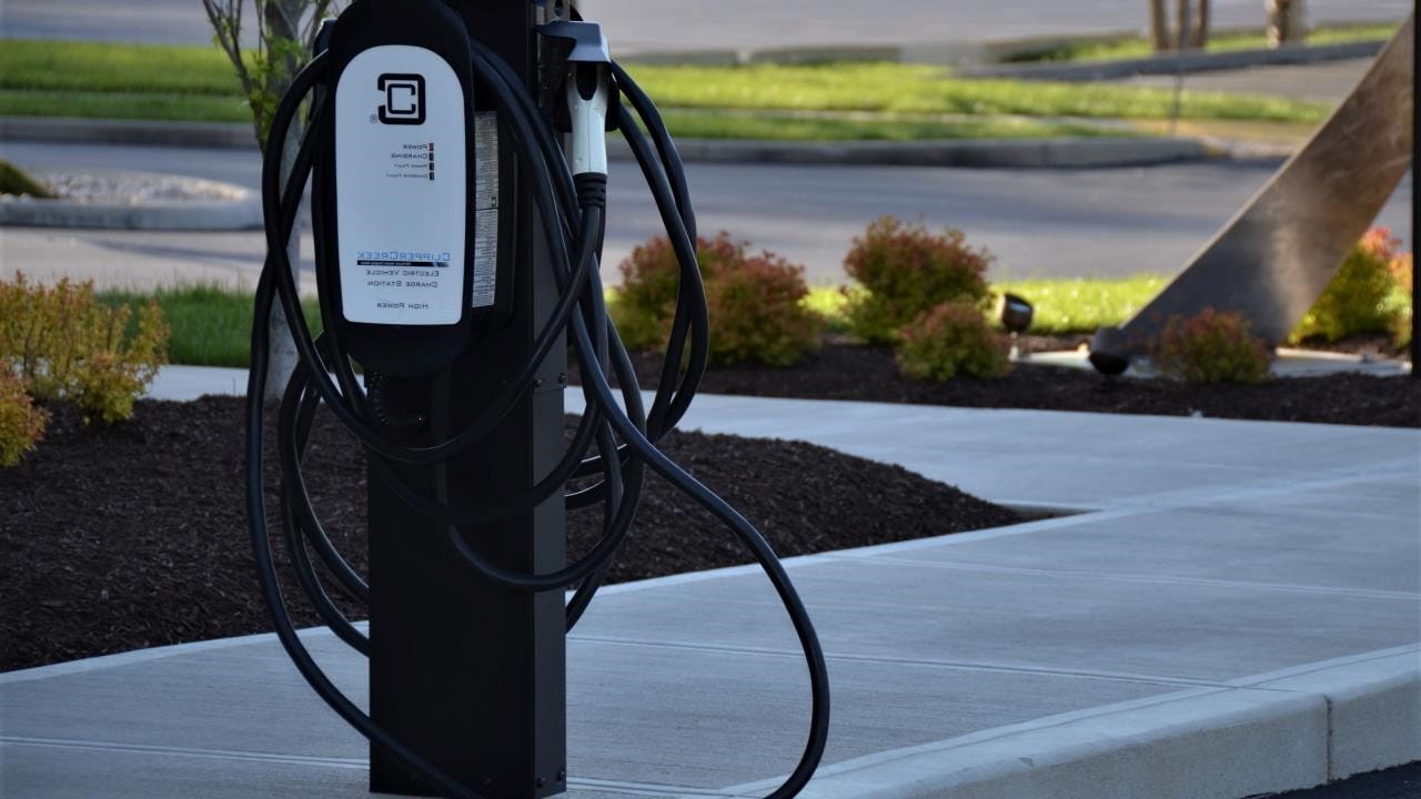 eine Ladestation für ein Elektrofahrzeug