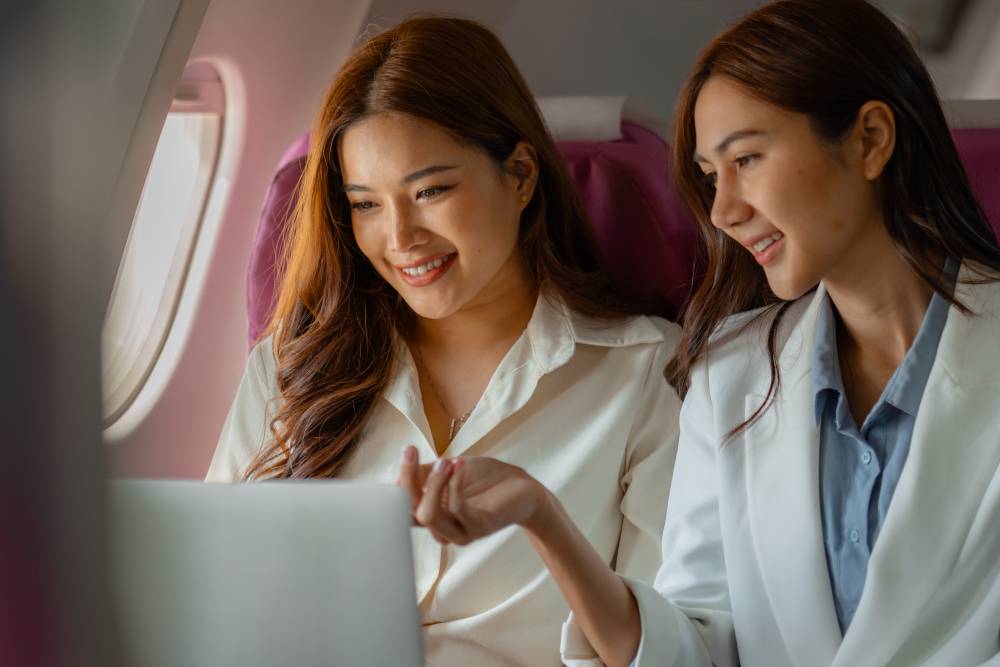 women-in-a-plane