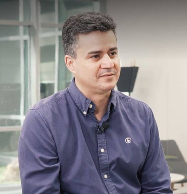 Un hombre con una camisa azul sentada en una oficina