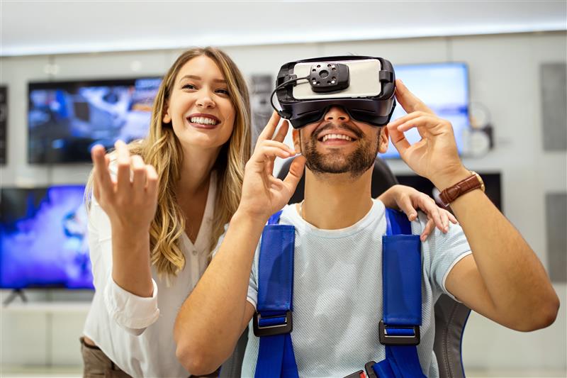 hombre y mujer con VR