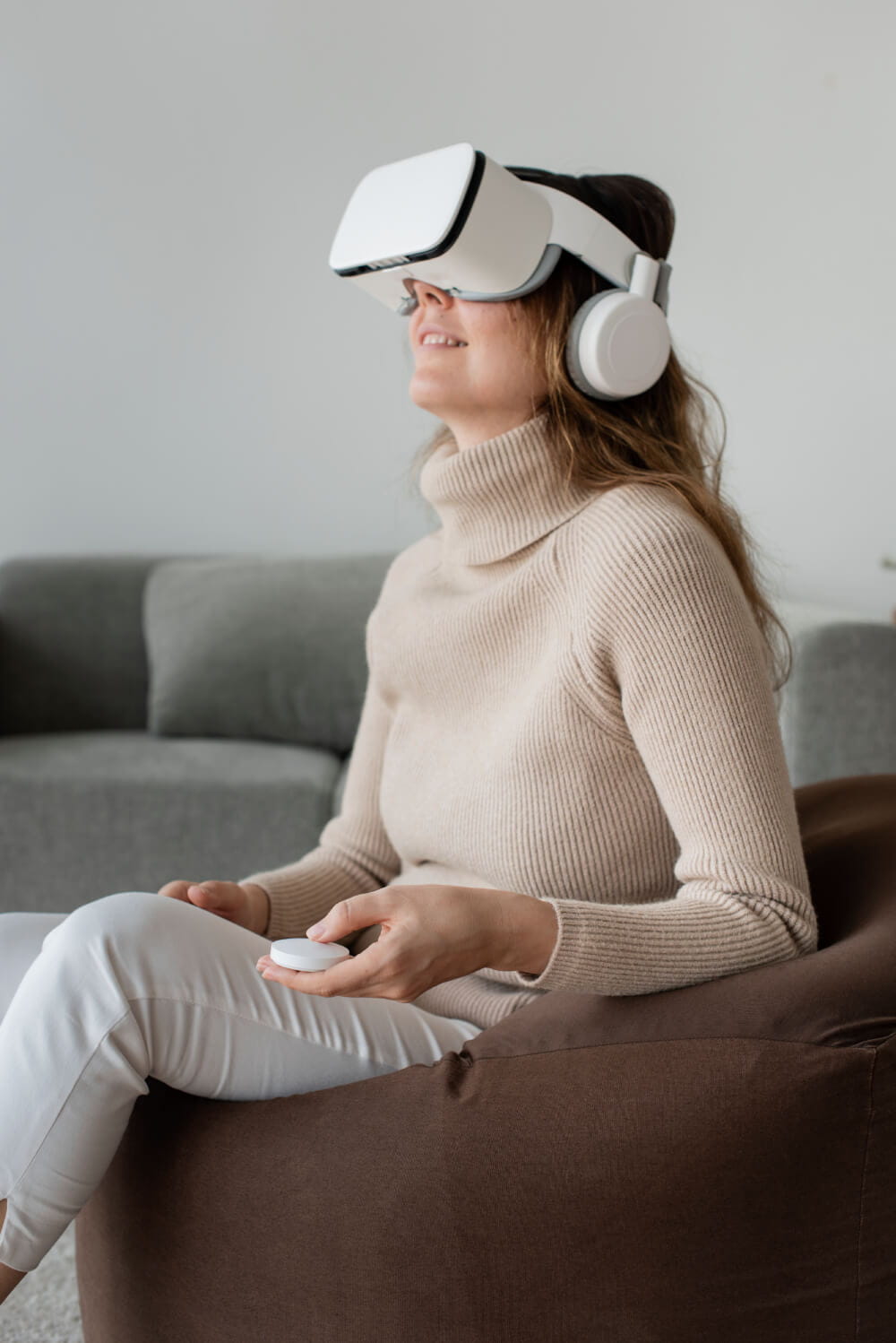 woman-experiencing-vr-simulation-entertainment-tec
