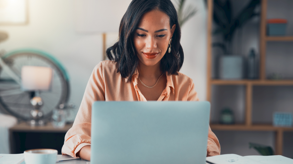 una mujer que trabaja en una computadora portátil