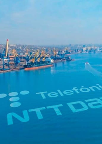 Un barco atracó en un puerto con las palabras Telefonica NTT Data
