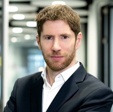 un hombre con traje con los brazos cruzados