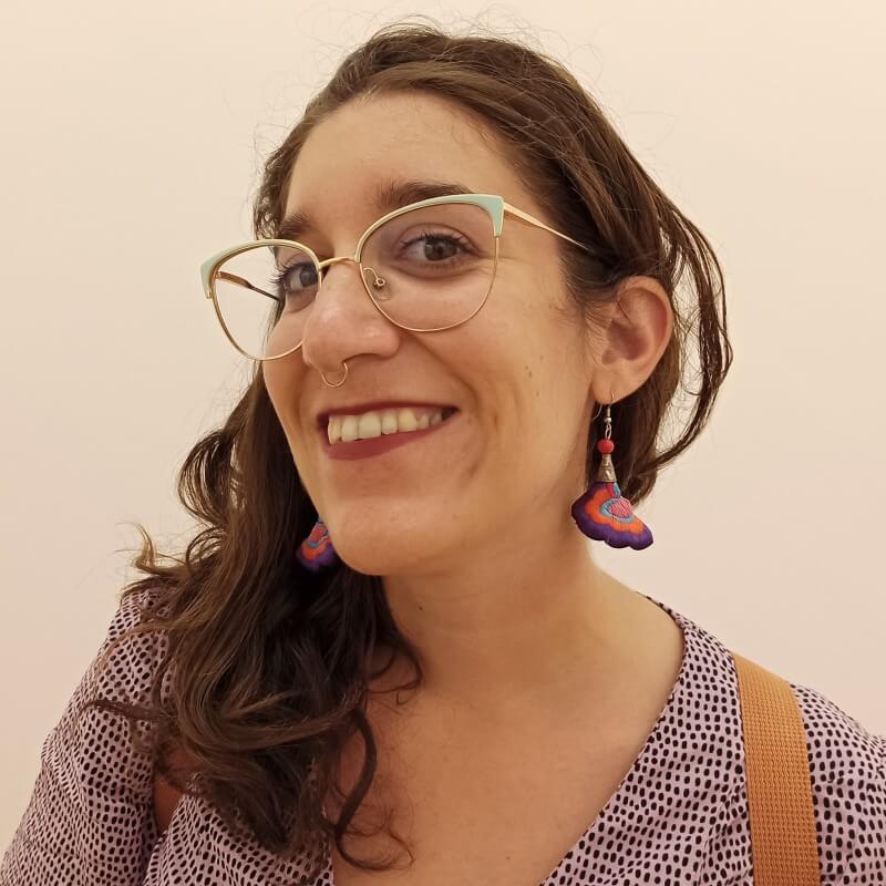 Una mujer con vasos y aretes