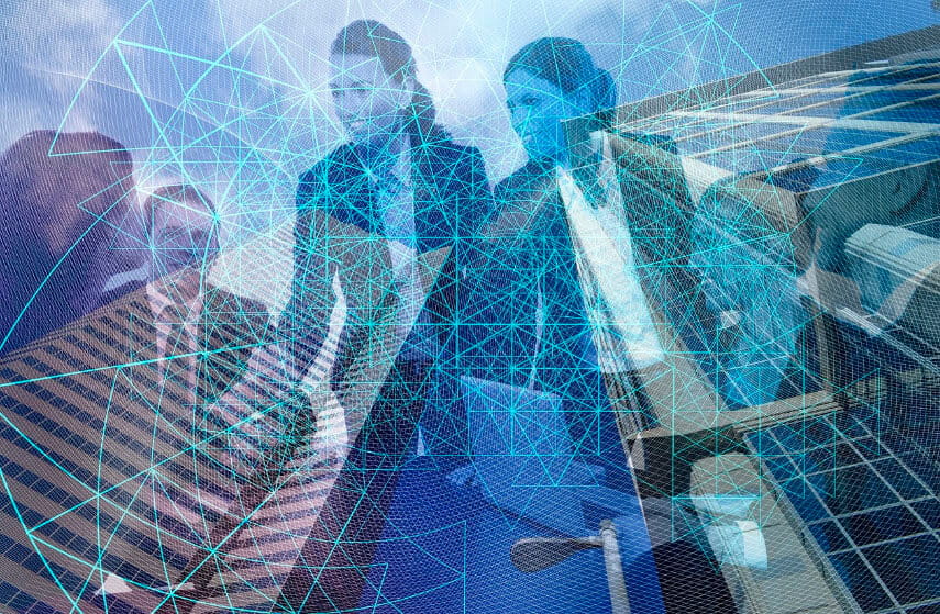 un grupo de personas parados frente a un edificio