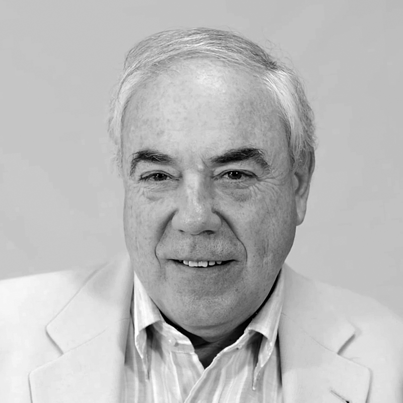 Una foto en blanco y negro de un hombre mayor