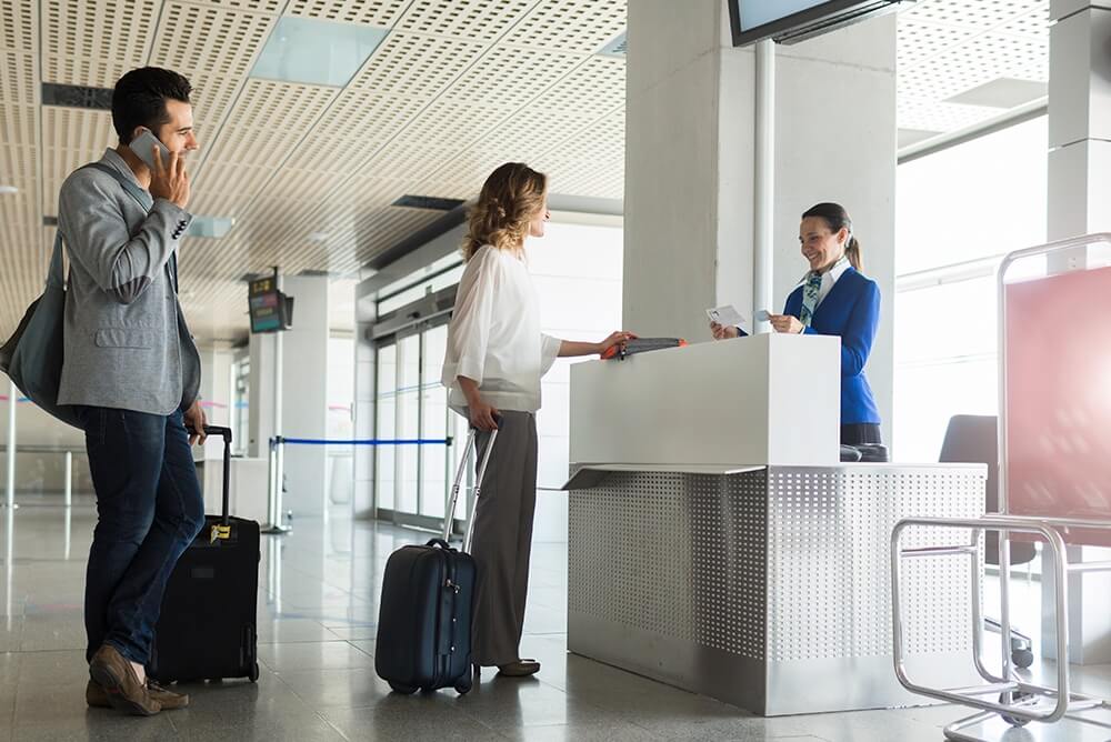 un grupo de personas en un aeropuerto