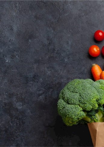 Una bolsa de papel llena de verduras