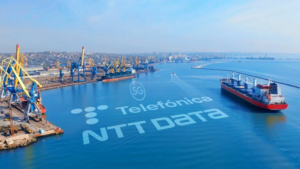 Un barco atracó en un puerto con las palabras Telefonica NTT Data