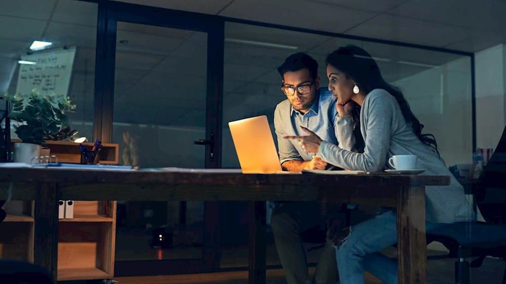 Due persone, un ragazzo e una ragazza, lavorano insieme davanti allo stesso computer