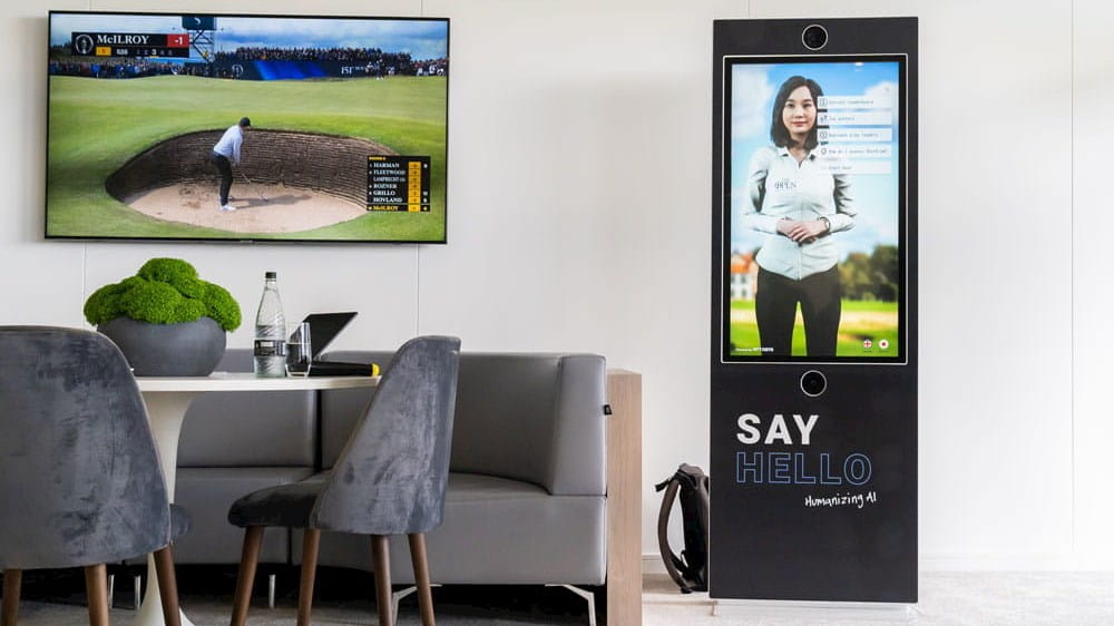 Spazio per ospiti al torneo The Open, con totem con assistente virtuale NTT DATA