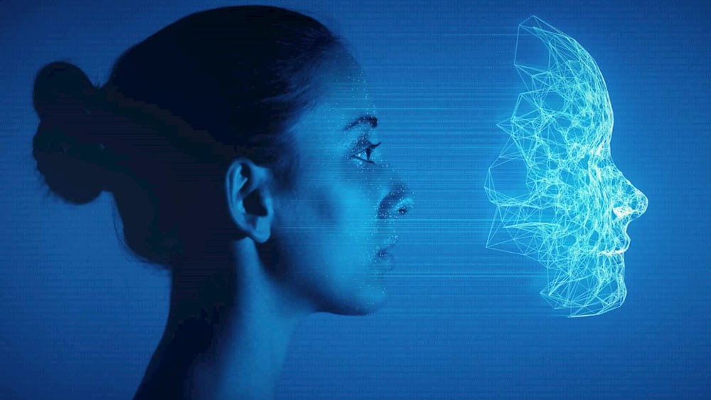 Proiezione digitale del viso di una donna davanti al viso reale