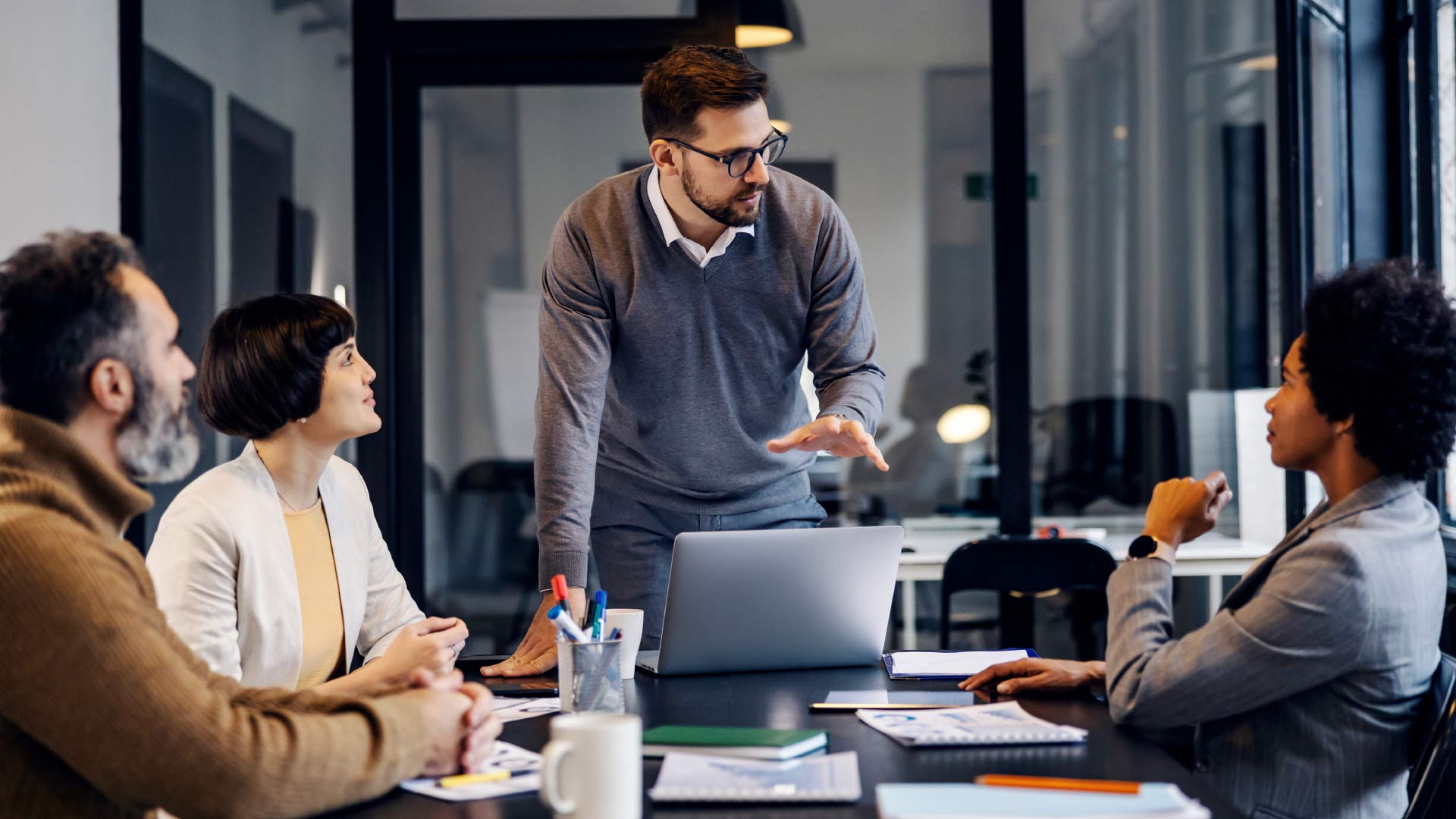 Un professionista discute in una riunione di strategie di pricing