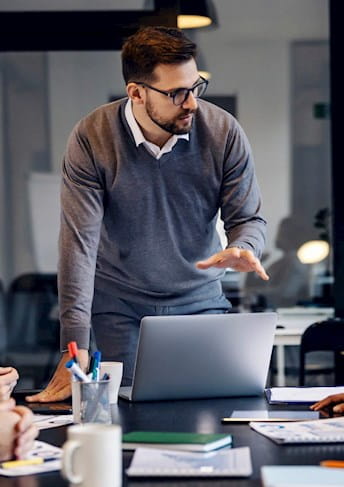 Un professionista discute in una riunione di strategie di pricing